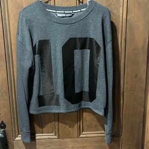 VICTORIA SPORT NUMBER 10 CROPPED SWEATSHIRT